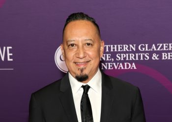 Cleto Escobedo III, quien dirigió la banda de la casa de Jimmy Kimmel, muere a los 59 años: NPR