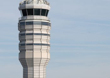 Lo que debe saber sobre las reducciones del tráfico aéreo ordenadas por la FAA: NPR