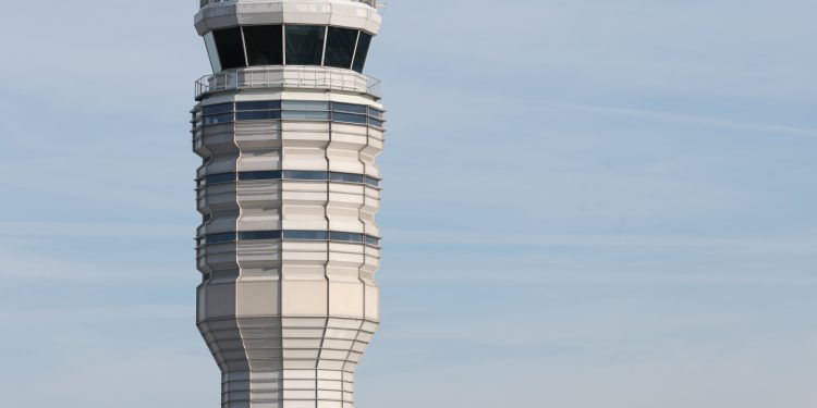 Lo que debe saber sobre las reducciones del tráfico aéreo ordenadas por la FAA: NPR