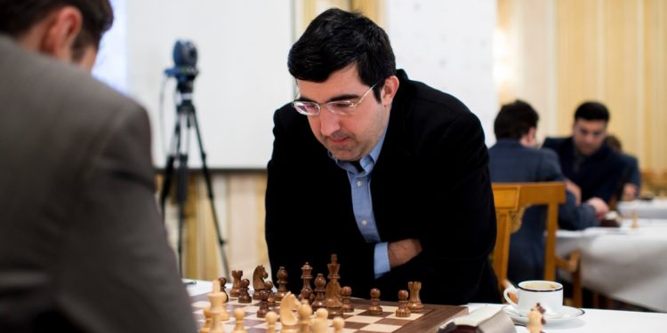 La federación de ajedrez acusa al ex campeón Kramnik de acosar a Naroditsky : NPR