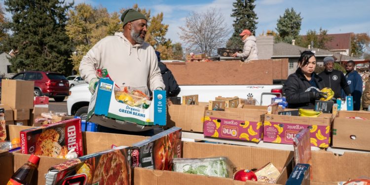 La administración Trump financiará los beneficios alimentarios de SNAP al 50% del pago normal: NPR