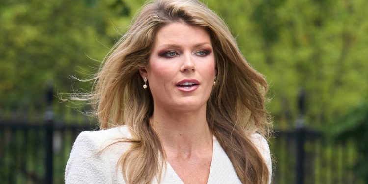 ¿Quién es Lindsey Halligan, fiscal en los casos Comey y James? : NPR