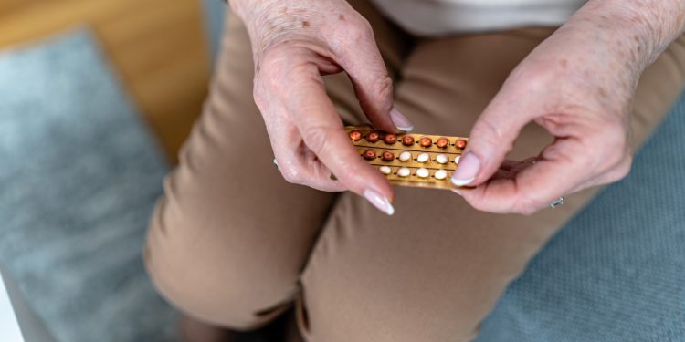 La FDA está eliminando las advertencias de recuadro negro sobre la terapia hormonal para la menopausia: vacunas