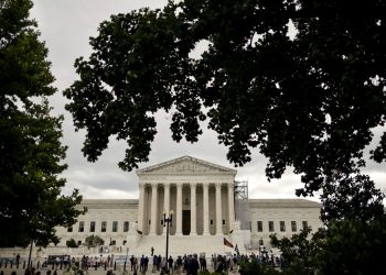 SCOTUS permite a Trump limitar las designaciones de sexo en los pasaportes: NPR