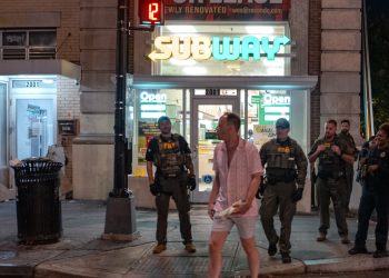 Lanzador de sándwiches del metro declarado no culpable en reprimenda del jurado de DC: NPR