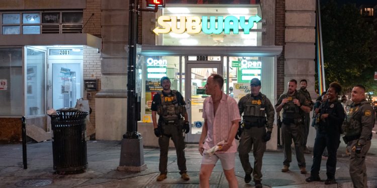 Lanzador de sándwiches del metro declarado no culpable en reprimenda del jurado de DC: NPR