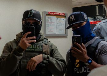 Los agentes de ICE tienen nuevas herramientas para rastrear e identificar personas: NPR