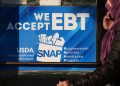Los estados comienzan a emitir beneficios SNAP completos después de una orden judicial: NPR