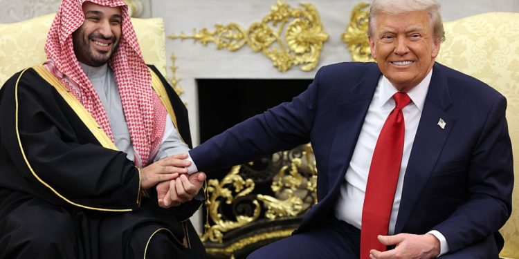 Trump defiende al príncipe heredero saudita sobre Khashoggi: NPR