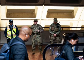 Juez bloquea temporalmente el despliegue de la Guardia Nacional en DC: NPR