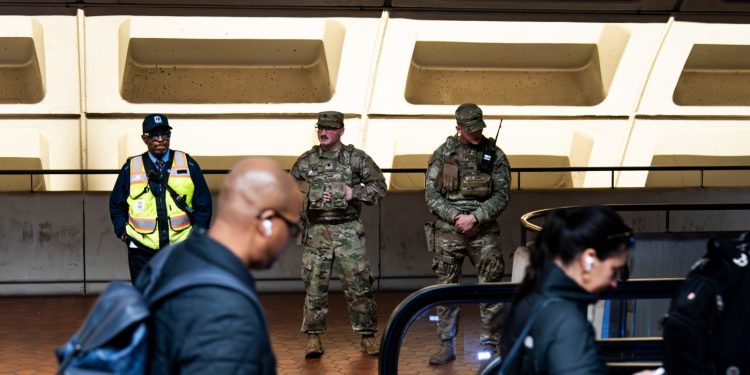 Juez bloquea temporalmente el despliegue de la Guardia Nacional en DC: NPR