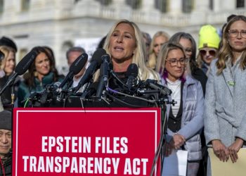 Marjorie Taylor Greene alguna vez fue aliada de Trump, ahora deja el cargo: NPR