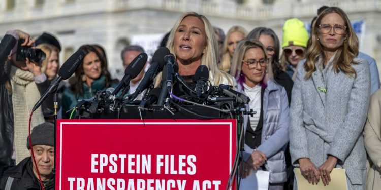 Marjorie Taylor Greene alguna vez fue aliada de Trump, ahora deja el cargo: NPR