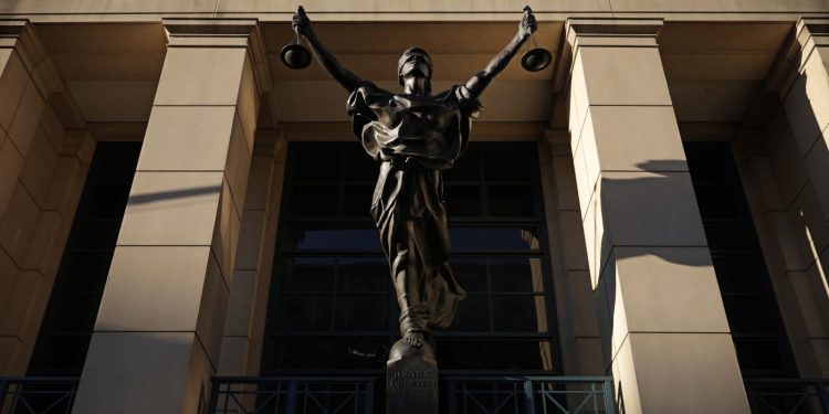 Cuestiones de procesamiento de Comey; Nombres en los archivos de Epstein: NPR