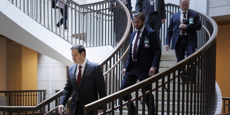 Rubio y Hegseth informan a los legisladores sobre las huelgas de barcos mientras crece la frustración en el Capitolio: NPR