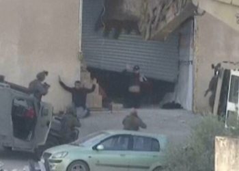 Las fuerzas israelíes matan a hombres palestinos en Cisjordania después de que parecen rendirse: NPR