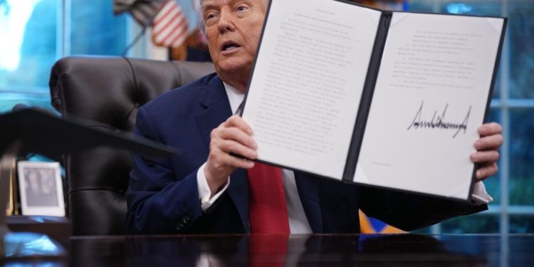 La Corte Suprema dictamina que Trump puede eliminar las etiquetas transgénero de los nuevos pasaportes