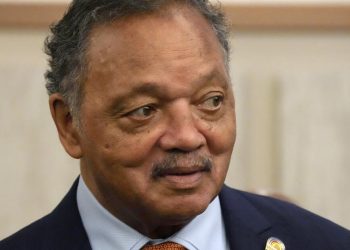 El reverendo Jesse Jackson, poderosa voz por la igualdad de los negros, está hospitalizado
