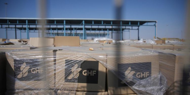 Compañía de ayuda respaldada por Estados Unidos en Gaza cierra operaciones mientras el ejército de Israel y el ministro de defensa chocan