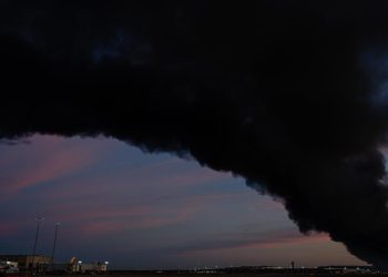 Enorme bola de fuego estalla cuando un avión de UPS se estrella en el aeropuerto de Kentucky, dejando 7 muertos y algunos desaparecidos