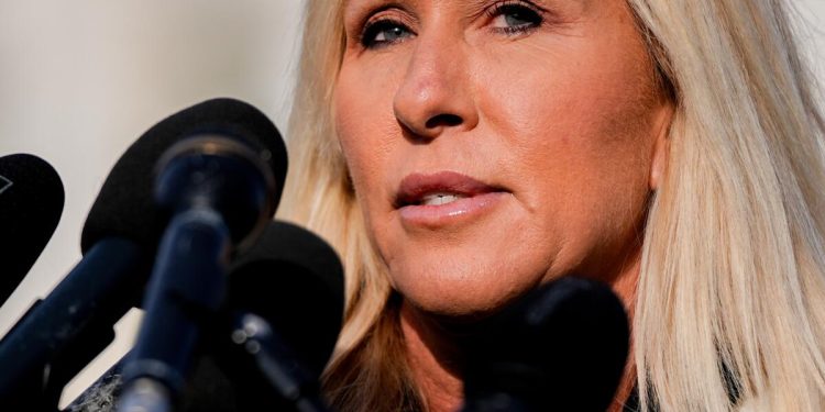 La representante Marjorie Taylor Greene, ex leal a Trump, dice que renunciará al Congreso