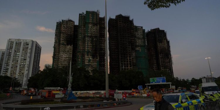 Aumenta a 128 el número de muertos en un incendio residencial en Hong Kong