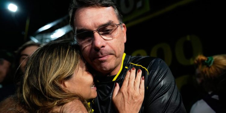 Bolsonaro de Brasil dice que «alucinaciones» lo llevaron a violar el control del tobillo, lo que provocó su arresto