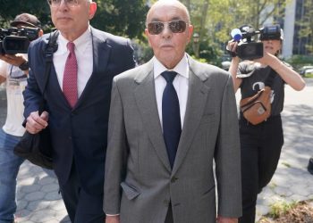 Trump indulta al multimillonario británico Joe Lewis por uso de información privilegiada