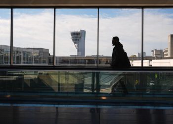 La mayoría de los principales aeropuertos de EE. UU. se encuentran entre los 40 afectados por recortes de vuelos relacionados con el cierre