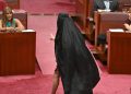 Senadora australiana suspendida del Parlamento por usar burka en protesta