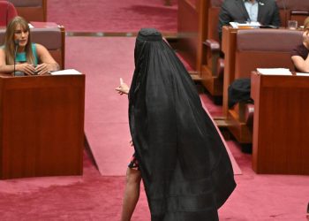 Senadora australiana suspendida del Parlamento por usar burka en protesta