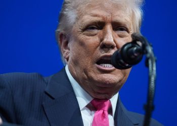 Trump firma un proyecto de ley que exige que su administración publique los archivos de Epstein