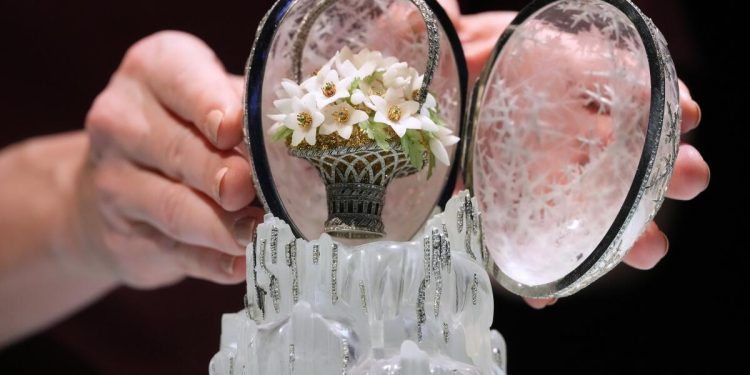 Se espera que un huevo de Fabergé elaborado para la realeza rusa se venda por más de 26 millones de dólares