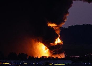 Un avión de carga de UPS con tres personas a bordo explota en el aeropuerto de Louisville y provoca un incendio