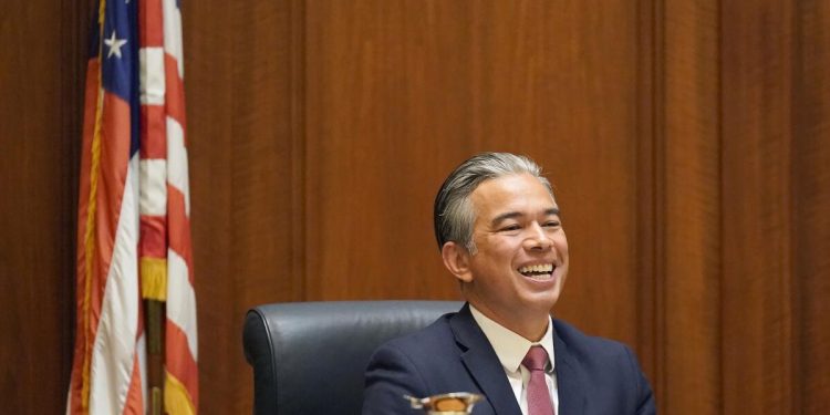 Reflexionando sobre la candidatura a gobernador, abogado. El general enfrenta preguntas sobre el gasto legal