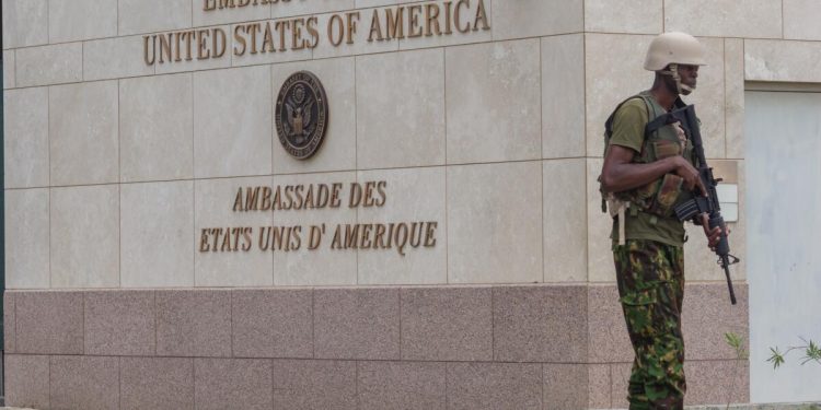 Presuntos pandilleros haitianos intercambian disparos con marines en la embajada