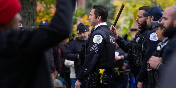 La policía de Chicago responde al informe de disparos contra agentes federales
