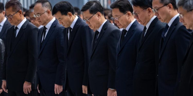 La investigación sobre el mortal incendio de Hong Kong se centra en sospechas de corrupción y negligencia