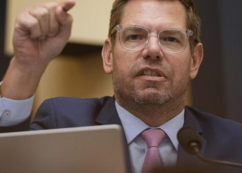 La demanda de Swalwell alega abuso de poder en las investigaciones hipotecarias de un funcionario de Trump