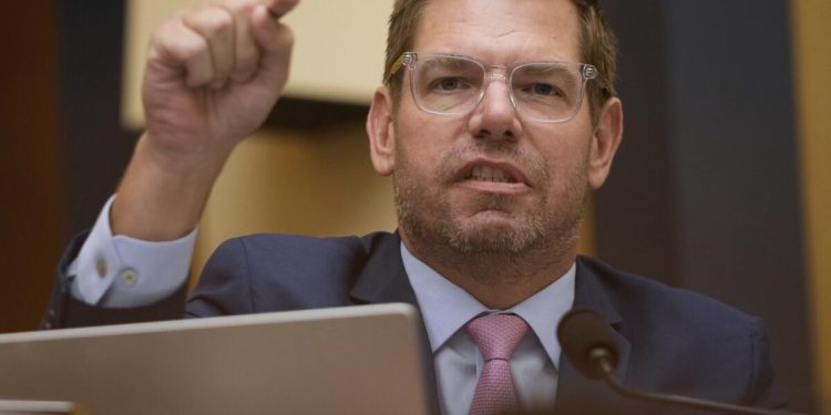 La demanda de Swalwell alega abuso de poder en las investigaciones hipotecarias de un funcionario de Trump