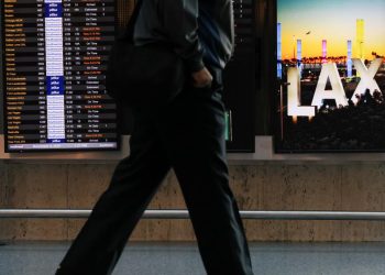 La FAA se prepara para incluir aeropuertos que recibirán vuelos reducidos durante el cierre del gobierno