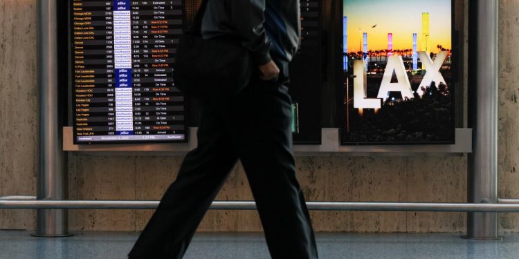 La FAA se prepara para incluir aeropuertos que recibirán vuelos reducidos durante el cierre del gobierno