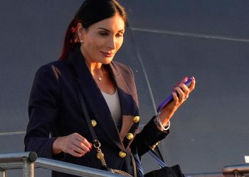 La activista conservadora Laura Loomer, aliada de Trump, dice tener un nuevo pase de prensa del Pentágono