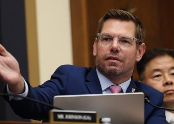 La carrera por gobernador de California continúa calentándose, con el representante Eric Swalwell, crítico de Trump, interviniendo