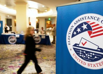 Juez dice que Trump no puede exigir prueba de ciudadanía en el formulario de votación federal