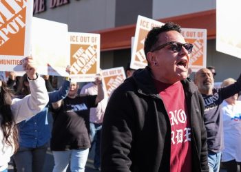 Los arrestos ahora superan los 250 en la represión migratoria en Carolina del Norte