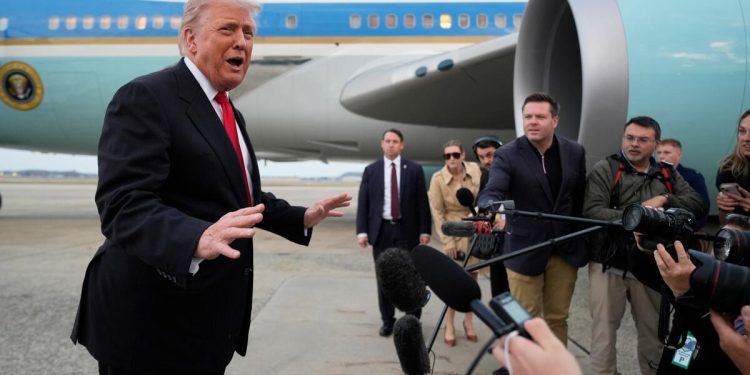 Trump dice que los estadounidenses recibirán un dividendo arancelario de 2.000 dólares