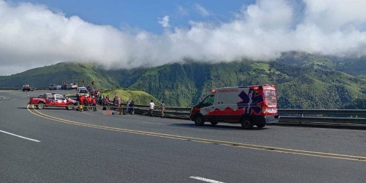 Dos personas heridas tras caída de un vehículo a un barranco en la vía Alóag–Santo Domingo