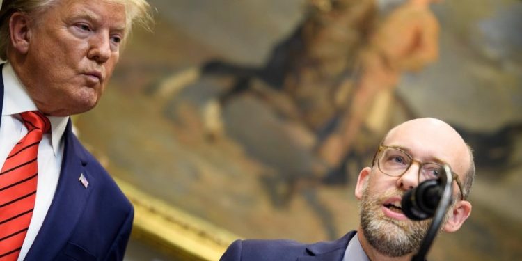 Cómo la Oficina de Gestión y Presupuesto de Russell Vought se volvió tan poderosa