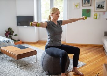 Puedes hacer este entrenamiento de cuerpo completo con mancuernas sentado